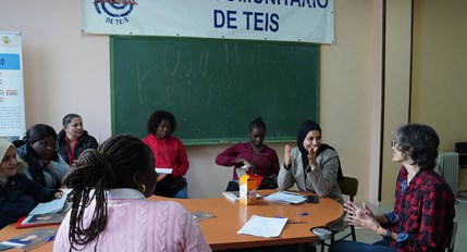 A investigadora Verónica Salgueiriño comparte experiencias coas mulleres do Plan Comunitario de Teis
