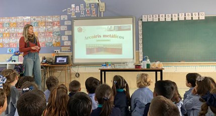 A investigadora Lorena Vázquez visita o Colexio María Inmaculada (Carmelitas) de Vigo