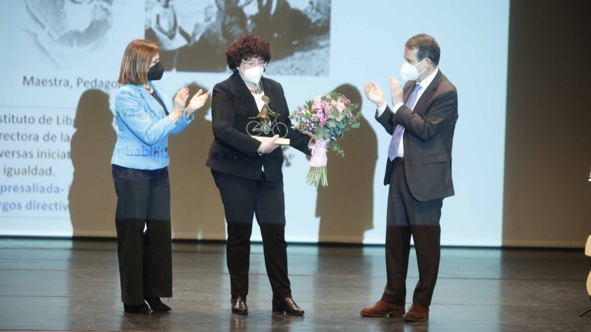 &#193;frica Gonz&#225;lez recibe o X Premio de Igualdade Ernestina Otero
