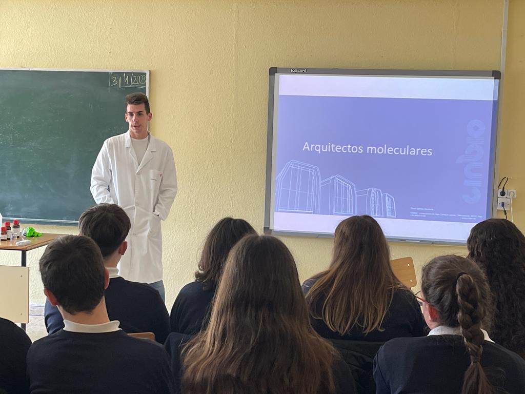 O investigador Óscar Iglesias Menduiña visita o Colexio Sagrada Familia de Aldán