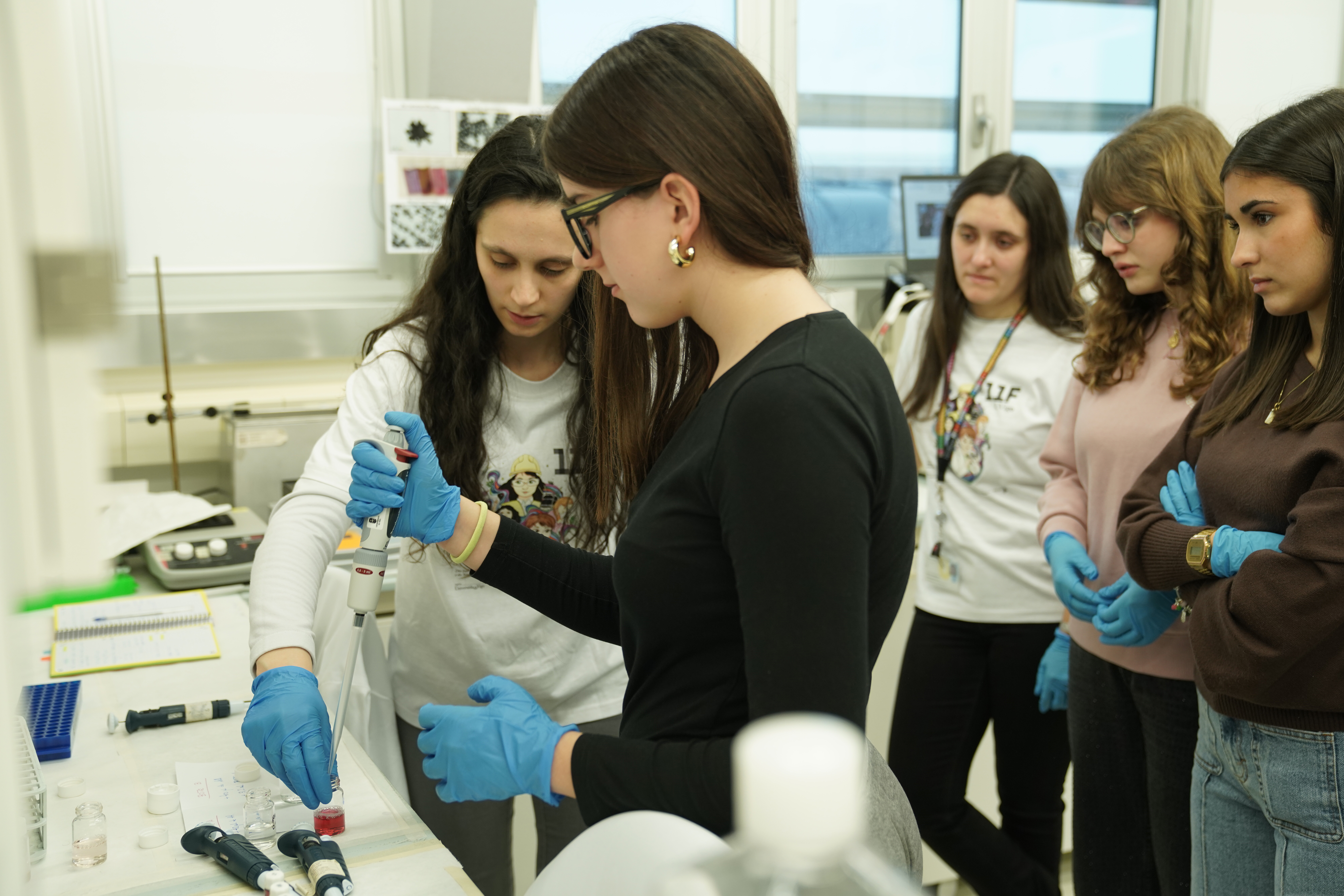 Alumnado do IES Coruxo celebrou o 11F no CINBIO cunha nova edición de Elas Fan CienTec