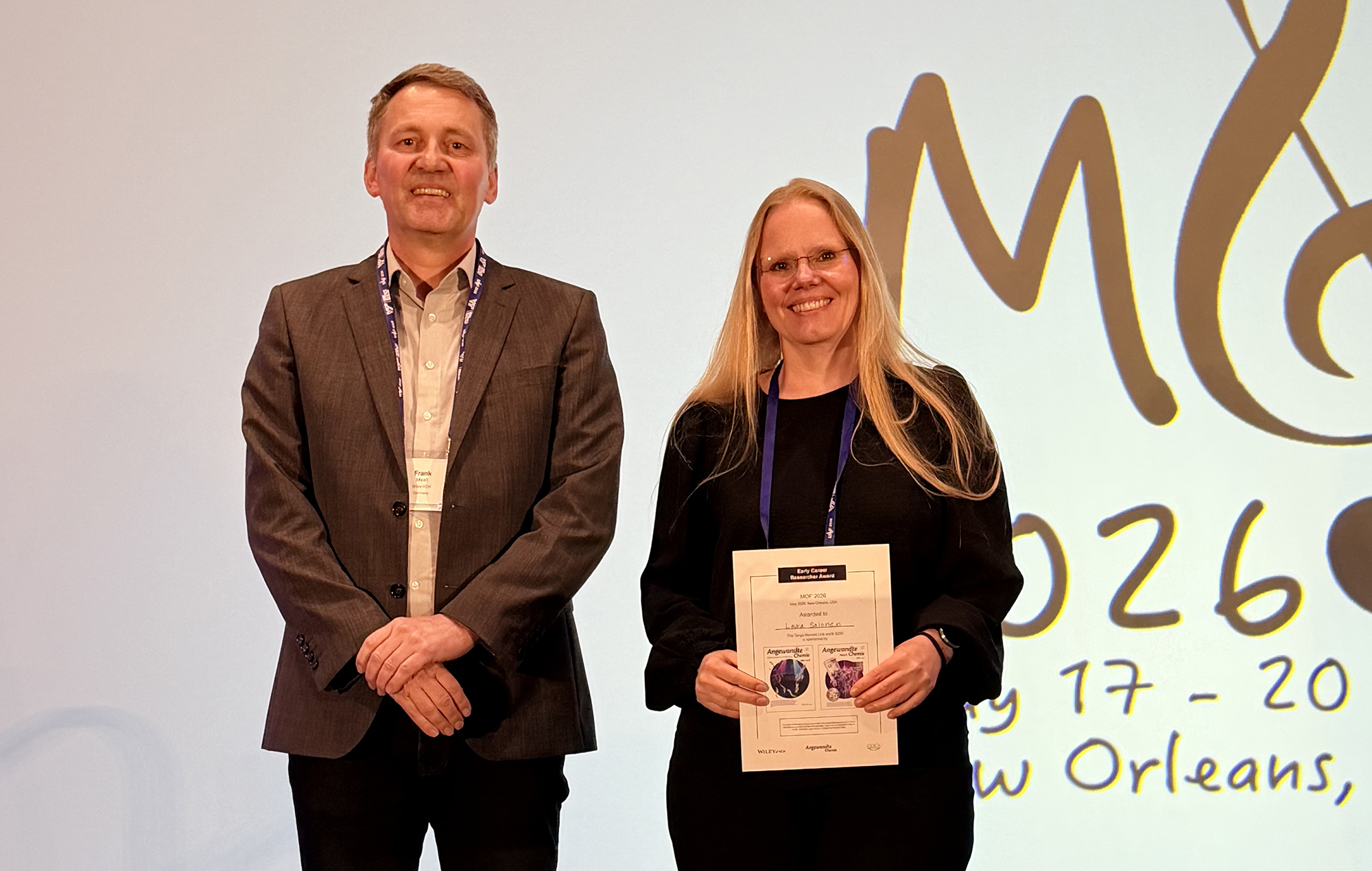 A investigadora do CINBIO, Laura Salonen, recibe o Early Career Researcher Award no congreso internacional MOF2026