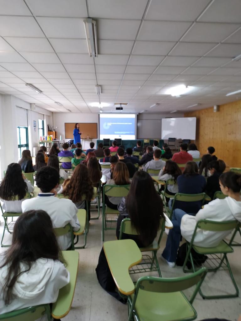 Mercedes Peleteiro, responsable do servizo de citometría, visita o IES Chapela