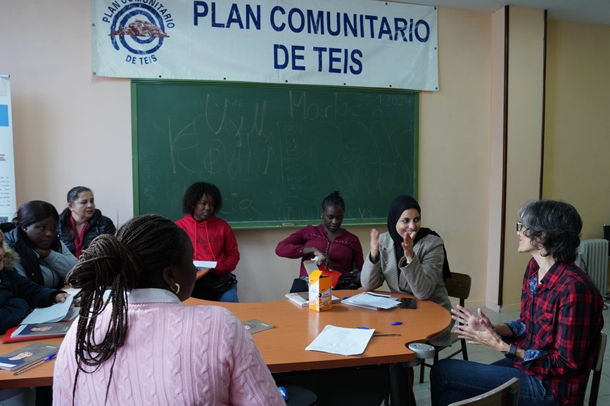 A investigadora Verónica Salgueiriño comparte experiencias coas mulleres do Plan Comunitario de Teis
