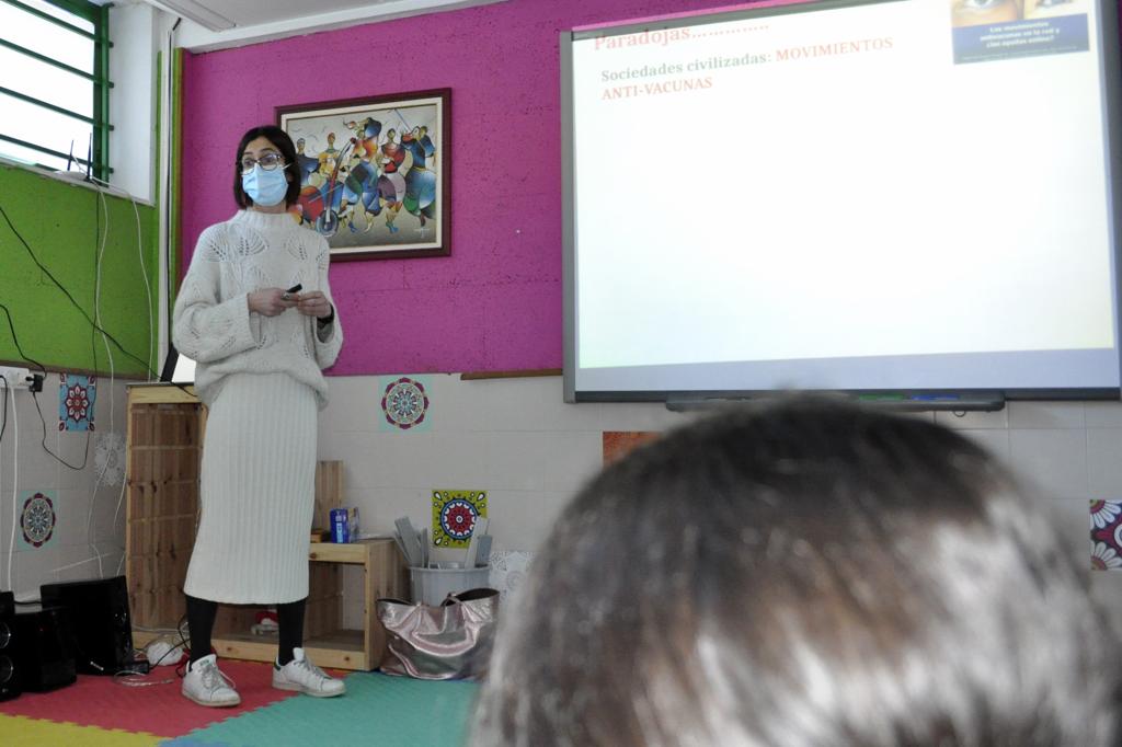 Visita de Mercedes Peleteiro ao CEP Pluriling&#252;e Igrexa-Valladares