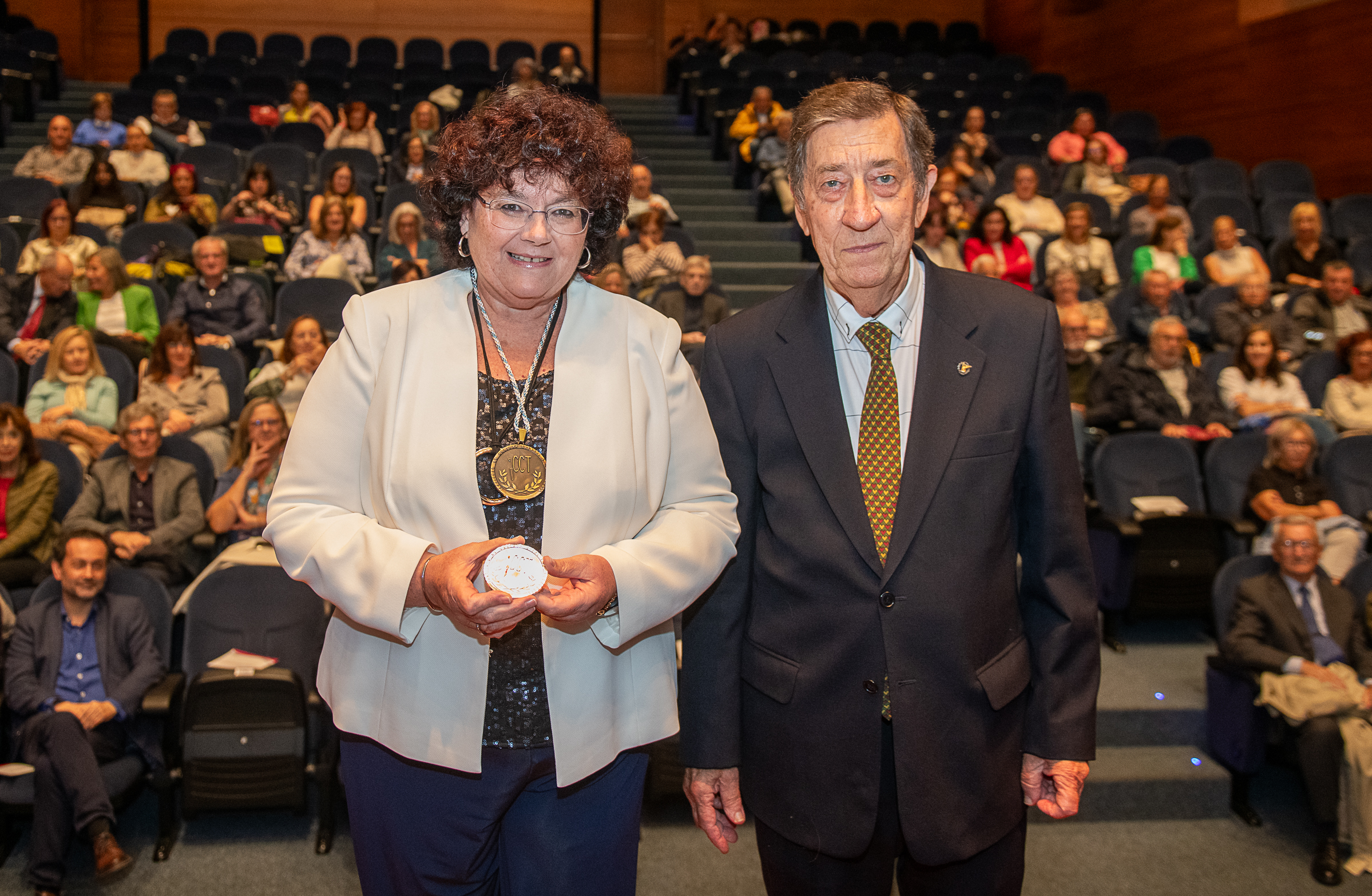 A investigadora do CINBIO África González recibe a medalla de honor do ICCT